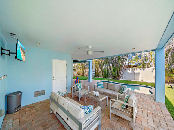 Luxurious Beach Getaway on Anna Maria Island Steps to Beach